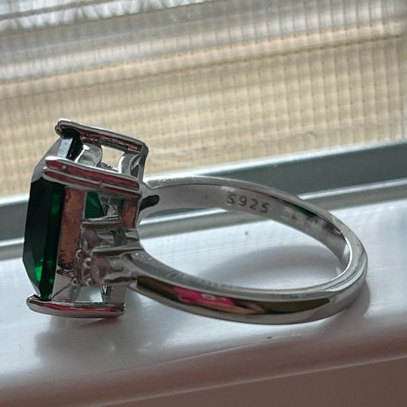 Gorgeous 925 Silver Princess Cut Emerald Ring - Picture 4 of 4